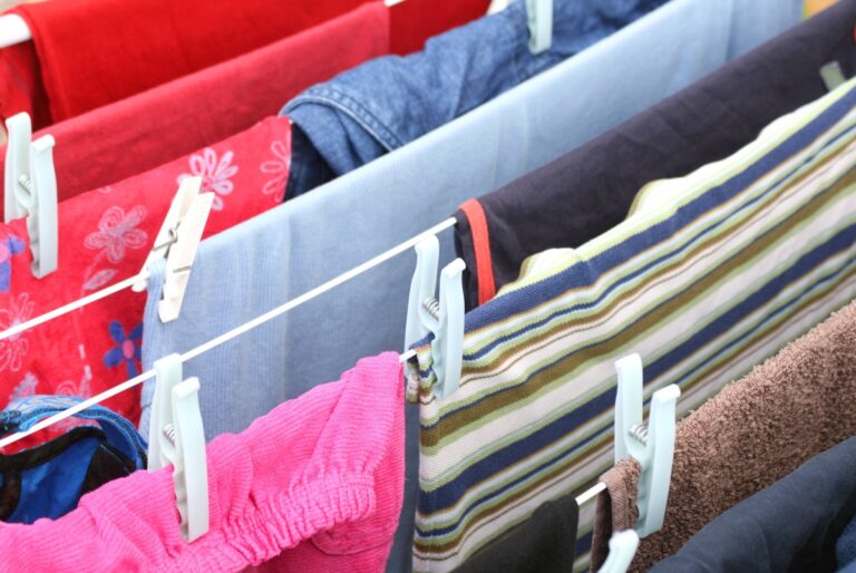 Non stendere i panni così: l’errore che rovina tessuti e colori